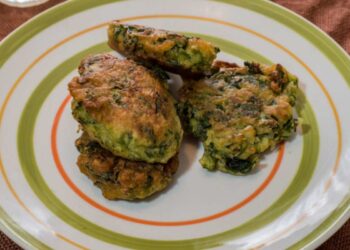 crocchette di pollo e spinaci in un piatto