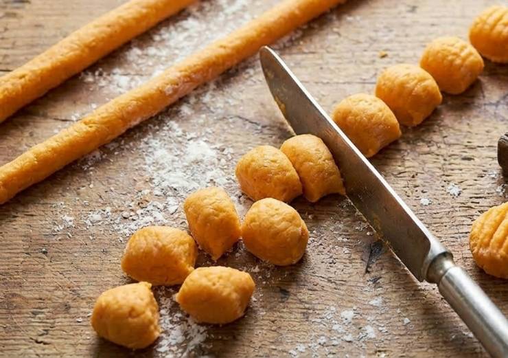 Create dei cordoncini, tagliateli a tocchetti e passateli sul rigagnocchi o sui rebbi di una forchetta per creare le caratteristiche rigature che catturano il sugo. Cuoceteli in acqua bollente salata: tuffate gli gnocchi pochi alla volta e scolateli con una schiumarola appena salgono a galla.