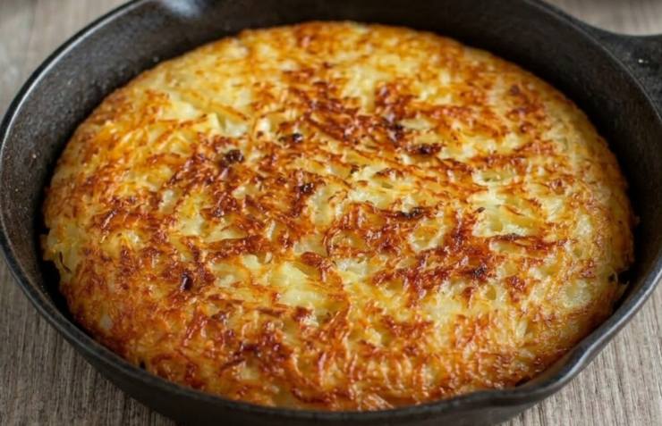 Se lo lasciate lì, il frico “bollirà” nell’olio invece di friggere e diventare croccante. Negli ultimi 2 minuti, alzate la fiamma al massimo senza toccarlo e lasciatelo dorare. A questo punto sollevate il frico per verificare che la crosticina sia pronta e giratelo: proseguite ancora un minuto, quindi servitelo e gustatelo dopo averlo fatto intiepidire un attimo. Buon appetito!