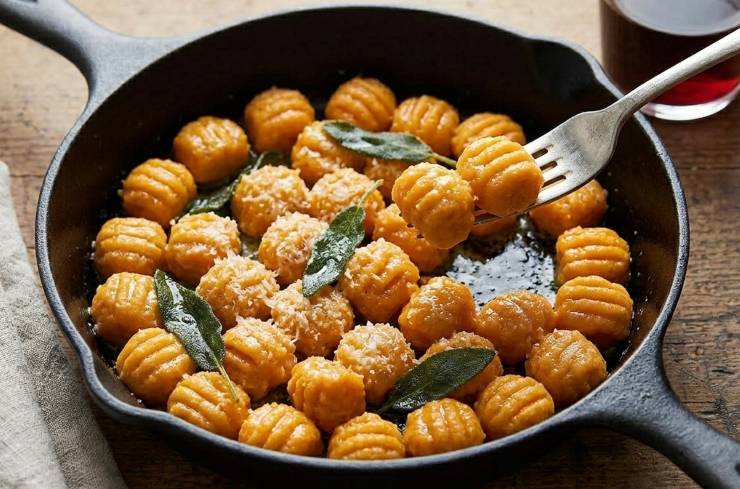 Trasferiteli direttamente in padella con burro fuso e salvia, saltateli brevemente e mantecateli con il parmigiano grattugiato. Non resta che servirli e gustarli, sentirete che bontà!