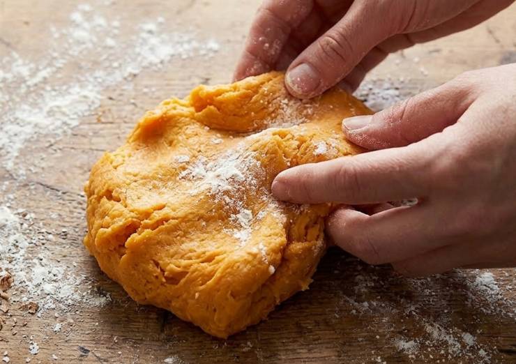 Impastate con delicatezza e rapidità: lavorate l’impasto con la punta delle dita, aggiungendo la farina rimasta poco alla volta. Se l’impasto dovesse risultare ancora troppo umido, unite ancora pochissima farina fino ad ottenere la consistenza desiderata. Fermatevi appena l’impasto sarà omogeneo e non si attaccherà più alle mani.