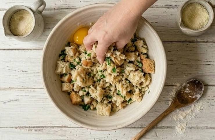 Aggiungete le uova, il parmigiano, il pecorino, l’aglio tritato, il prezzemolo sminuzzato, sale e pepe. Impastate tutto con le mani fino ad ottenere un composto omogeneo, morbido ma compatto: se dovesse risultare troppo umido, aggiungete un cucchiaio di pangrattato alla volta fino ad ottenere la consistenza desiderata.