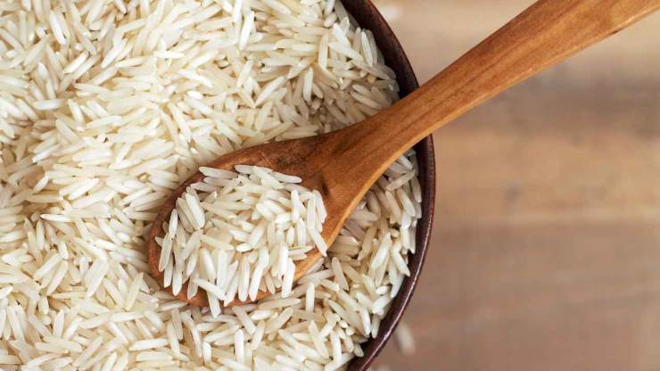 Mettete il riso in un colino e passatelo sotto l’acqua fredda finché questa risulterà limpida: questo passaggio è fondamentale per eliminare l’amido in eccesso ed avere chicchi ben separati. Versate il riso sciacquato in un contenitore adatto al microonde (vetro o ceramica sono l’ideale), poi aggiungete l’acqua fredda, il sale e gli aromi scelti.