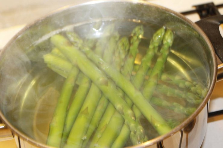 Lavate gli asparagi e puliteli, eliminando la parte finale legnosa. Lessateli in acqua bollente salata per circa 10 minuti o finché saranno teneri, ma ancora sodi poi scolateli e lasciateli intiepidire. Srotolate la pasta sfoglia rettangolare con la sua carta forno su una teglia, quindi distribuite le fette di speck su due terzi della pasta sfoglia, lasciando liberi i bordi. Cospargete con il caciocavallo grattugiato ed il parmigiano reggiano.&nbsp;