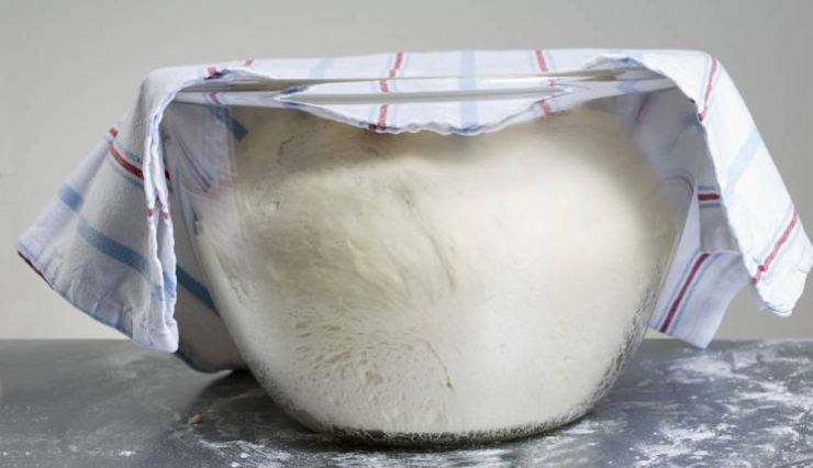 Ponetelo in una ciotola unta di strutto, copritelo con un canovaccio e lasciatelo lievitare in un luogo tiepido per circa 3 ore o finché non sarà raddoppiato di volume. L’ideale è in un contenitore avvolto in una coperta di lana come si faceva una volta. Trascorso il tempo necessario sgonfiate l’impasto lievitato e mettetene da parte un piccolo pezzetto (grande quanto un’arancia) per formare le croci sulle uova.
