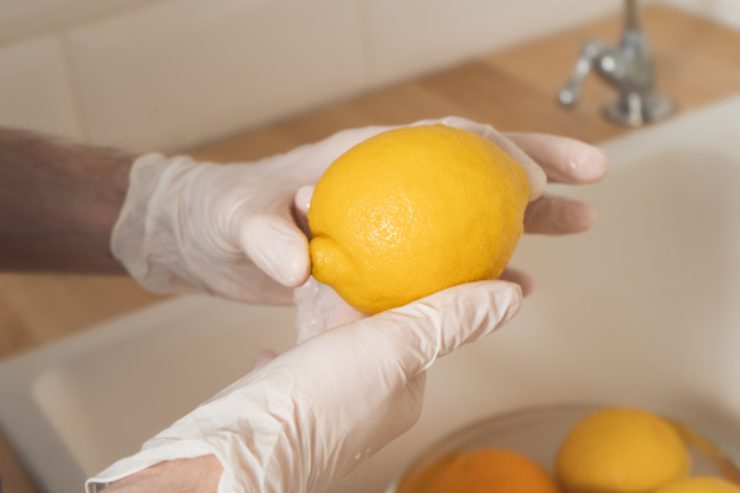 Coprite il contenitore con il suo coperchio (lasciando uno sfiato) o con della pellicola adatta al microonde forata. Impostate il microonde alla massima potenza (circa 800W) per 8/9 minuti. Una volta terminata la cottura, non aprite subito ma lasciate riposare il riso all’interno del microonde spento per altri 5 minuti.&nbsp;