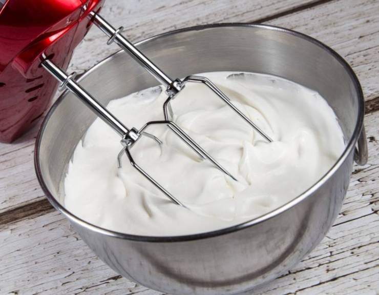 Montate la panna freddissima con lo zucchero a velo finché sarà ben ferma, riprendete la crema pasticciera dal frigo (sarà gelatinosa, non preoccupatevi è normale!). Lavoratela energicamente con la frusta per ridarle cremosità, poi incorporate la panna montata con movimenti delicati dal basso verso l’alto.&nbsp;