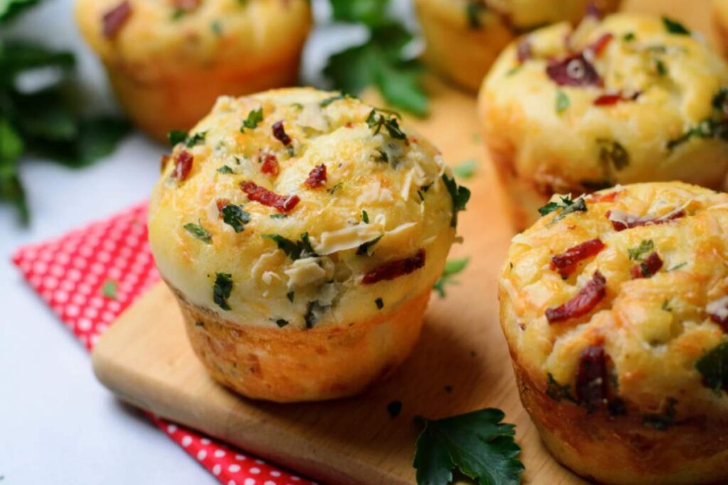 muffin al formaggio dorati