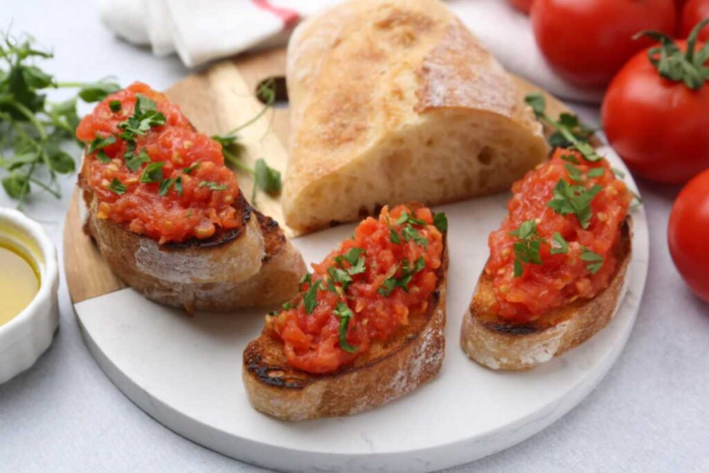 fette di pan con tomate su di un vassoio