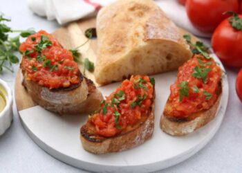 fette di pan con tomate su di un vassoio