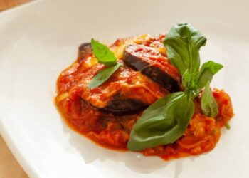 parmigiana di melanzane cremosa al pomodoro