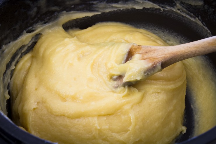 In un pentolino mescolate l’acqua, il sale ed il burro a pezzetti: portate a bollore a fuoco basso. Appena bolle, versate la farina tutta in una volta e mescolate vigorosamente con un cucchiaio di legno per circa 10 minuti, finché il composto formerà una palla compatta che si stacca nettamente dalle pareti. Spegnete il fuoco e continuate a lavorare l’impasto energicamente per altri 30 secondi, quindi lasciate raffreddare il composto per almeno 10 minuti in una ciotola mescolando di tanto in tanto.