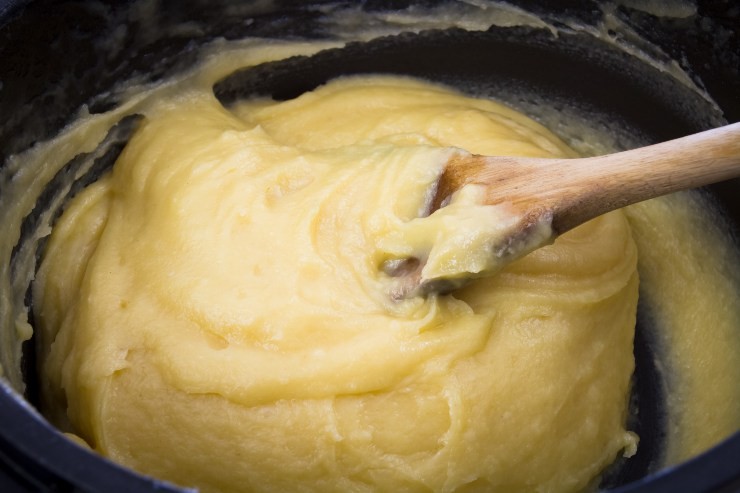 Mescolate bene finché sarà ben sciolta ed amalgamata: versate in una ciotola, coprite con pellicola a contatto e mettete in frigo per almeno 3 ore in modo che diventi ben soda. Preparate la pasta choux: portate a bollore acqua, burro, un pizzico di sale sul fuoco e quando vedrete comparire le bollicine versate la farina tutta insieme. Mescolate finché si forma una palla che “frigge” sul fondo della pentola, spegnete e lasciate intiepidire.