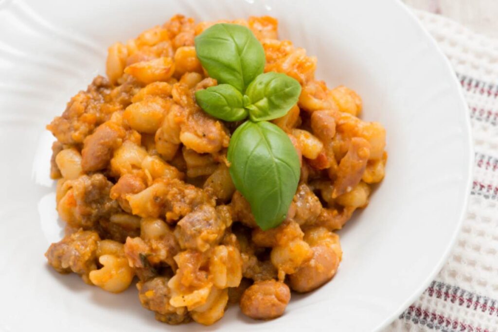 piatto di pasta con fagioli e salsicce
