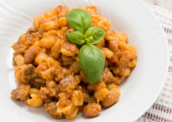 piatto di pasta con fagioli e salsicce