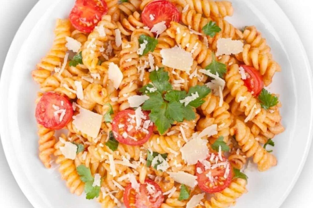 pasta condita con pomodori e parmigiano