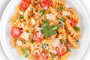 pasta condita con pomodori e parmigiano
