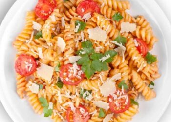 pasta condita con pomodori e parmigiano
