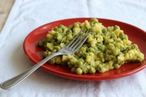 piselli e uova cotti in padella