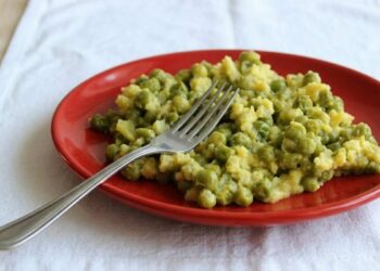 piselli e uova cotti in padella