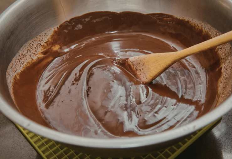 In un tegame riversiamo il cioccolato fondente tritato (o quello che abbiamo scelto) e portiamo a bagnomaria sul fuoco fino a fondere del tutto;