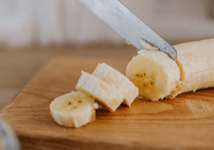 Per prima cosa sbucciamo e tagliamo le banane a pezzi, quindi riversiamole in una ciotola e schiacciamole alla meglio con una forchetta;