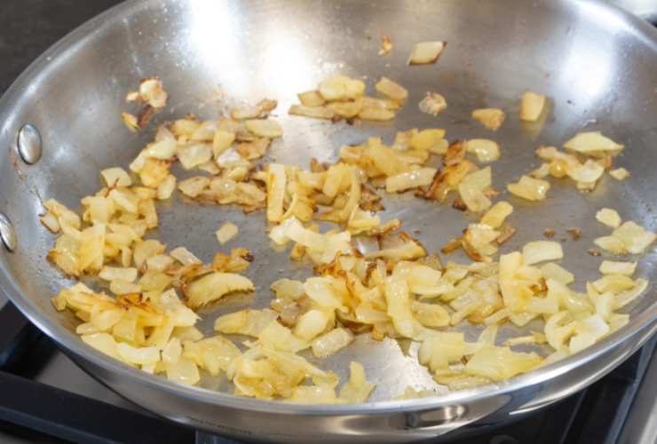 Iniziamo tritando la cipolla e rosoliamola in una padella con un filo d’olio d’oliva. Aggiungiamo il tonno che avremo sminuzzato alla meglio con una forchetta e lasciamo insaporire per qualche minuto;