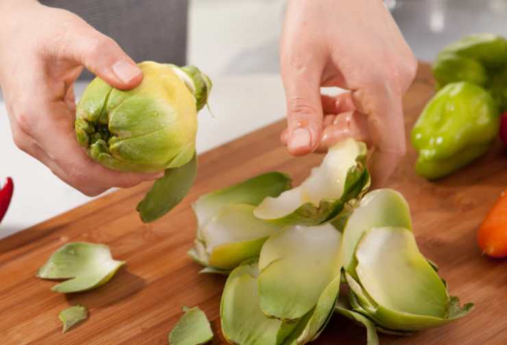 Iniziamo pulendo i carciofi, eliminando le foglie dure e la barbetta e tagliando man mano a fettine da immergere in una ciotola con acqua e limone per evitare che anneriscano;