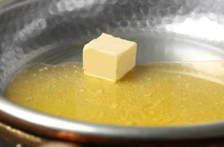 Riversiamo i biscotti al cacao in un frullatore e riduciamo in polvere: in alternativa possiamo schiacciarli con un matterello dopo averli messi in un sacchetto per alimenti. Intanto sciogliamo il burro e il cioccolato fondente tritato a bagnomaria. Sciolto il cioccolato uniamo un cucchiaino di burro e mescoliamo per amalgamare, poi teniamo da parte;