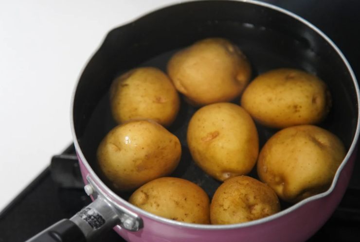 Iniziamo lavando le patate, sbucciandole e sbollentandole in acqua salata;