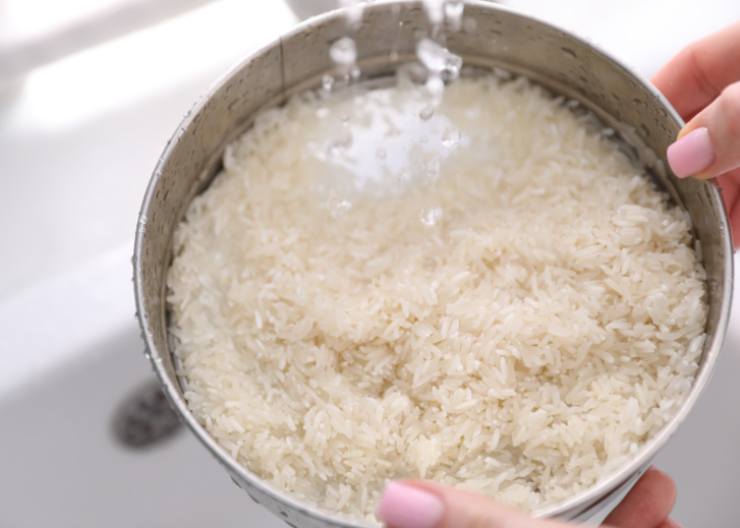 Riempiamo e portiamo sul fuoco la pentola con l’acqua per la cottura del riso e una volta a bollore saliamo e caliamo;