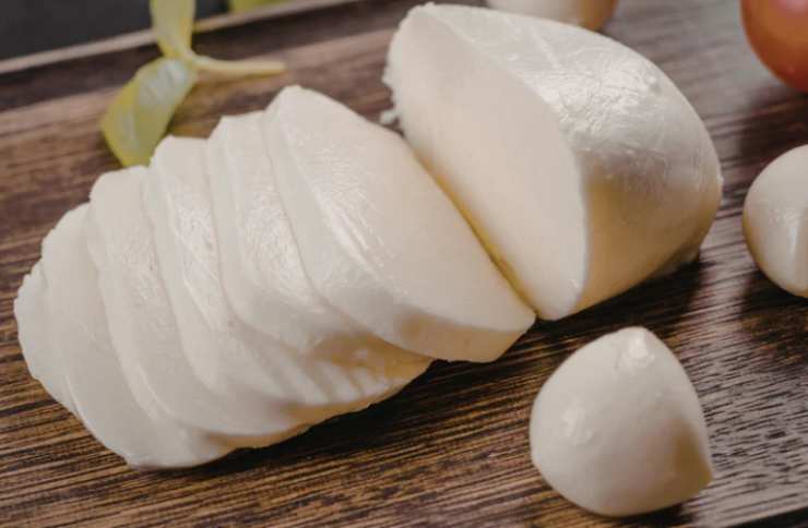 Per prima cosa occorre usare una mozzarella secca e asciutta, quindi l’ideale è servirsi di quella del giorno prima. Se non ne abbiamo dobbiamo lasciar sgocciolare quella fresca in uno scolapasta con sopra un peso che “schiacci” e faccia uscire tutto il siero;