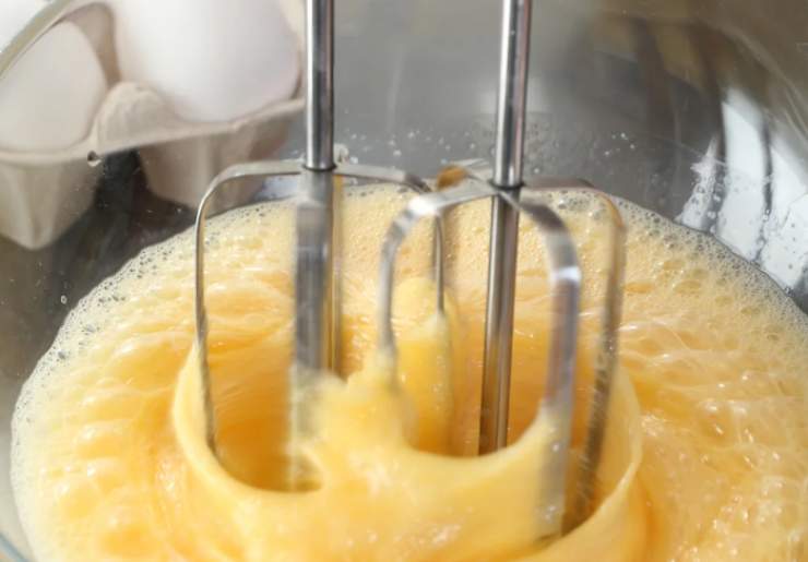 Iniziamo andando a rompere le uova in una ciotola, aggiungendo il pizzico di sale e il parmigiano grattugiato e lavoriamo con un frullino;