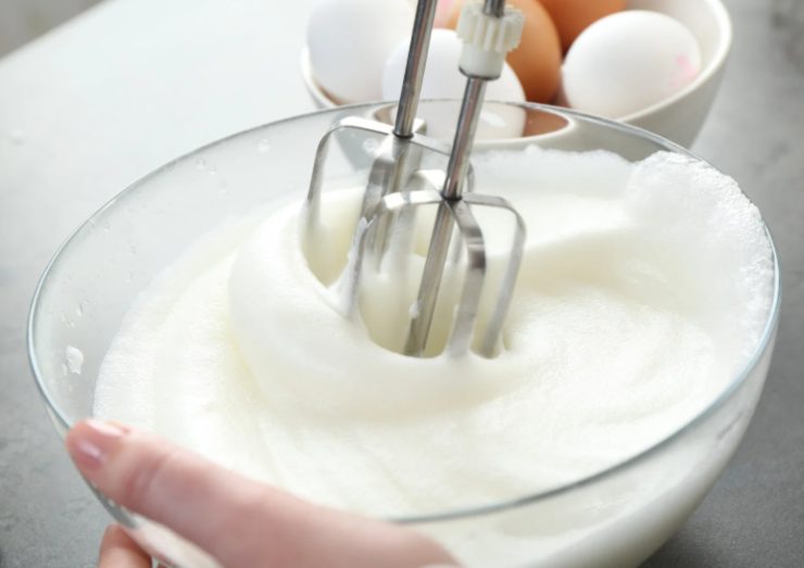 Per prima cosa sciogliamo il burro a bagnomaria e lasciamo intiepidire, intanto separiamo bianchi e rossi delle uova in due ciotole. Lavoriamo i bianchi fino a renderli spumosi;