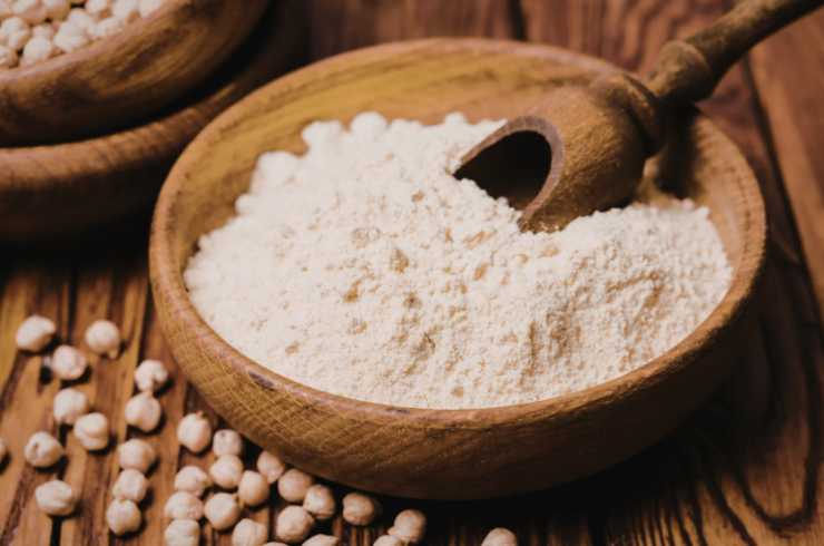 Andiamo a riversare la farina di ceci in un recipiente e uniamo il sale e gli aromi che preferiamo. Accorpiamo l’acqua poco alla volta e mescoliamo per ottenere un composto liscio e senza grumi;