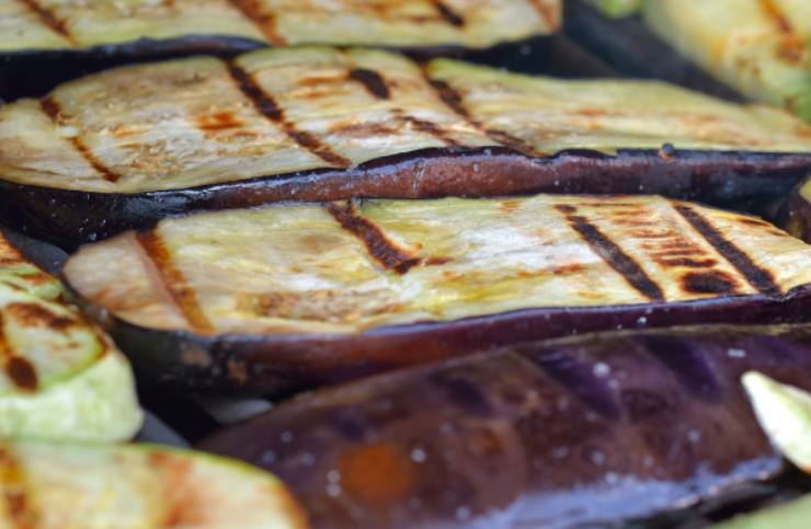 Scaldiamo una piastra o una padella antiaderente e una volta calda adagiamo le fettine di melanzane e facciamo arrostire su entrambi i lati;