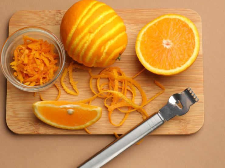 Portiamo subito sul fuoco la pentola con l’acqua per cuocere la pasta. Intanto laviamo le arance e tagliamo via la buccia evitando la parte bianca. Andiamo a tagliare una delle bucce alla julienne e mettiamo da parte;