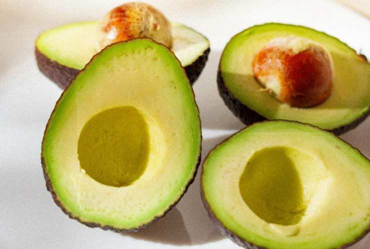 Portiamo subito sul fuoco la pentola con l’acqua per cuocere la pasta e quando arriva a bollore saliamo e caliamo. Intanto tagliamo l’avocado, eliminiamo il nocciolo e tagliamo la polpa a pezzi;