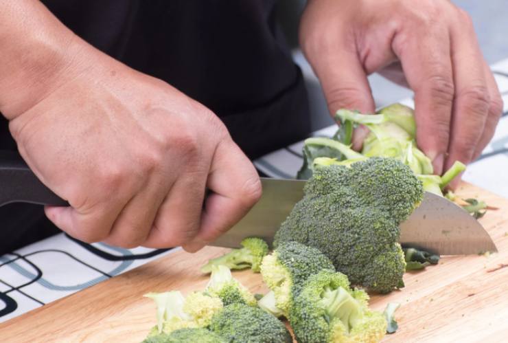 Mettiamo sul fuoco una pentola con acqua e portiamo a bollore, intanto dedichiamoci a pulire i broccoli, lavarli e tagliarli a cimette più piccole;