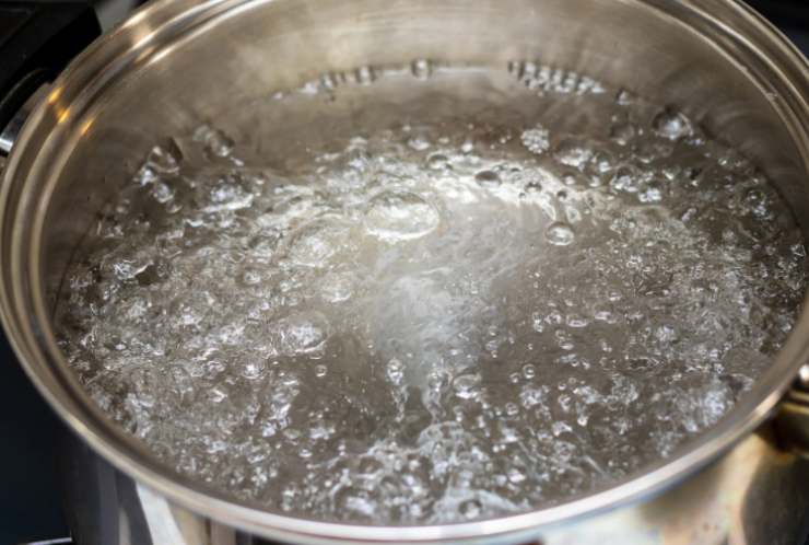 Portiamo subito sul fuoco la pentola con l’acqua per cuocere la pasta. Intanto lasciamo ammorbidire il burro fuori dal frigo e, quando sarà quasi sciolto, uniamo un cucchiaio o due di acqua di cottura della pasta e mescoliamo;