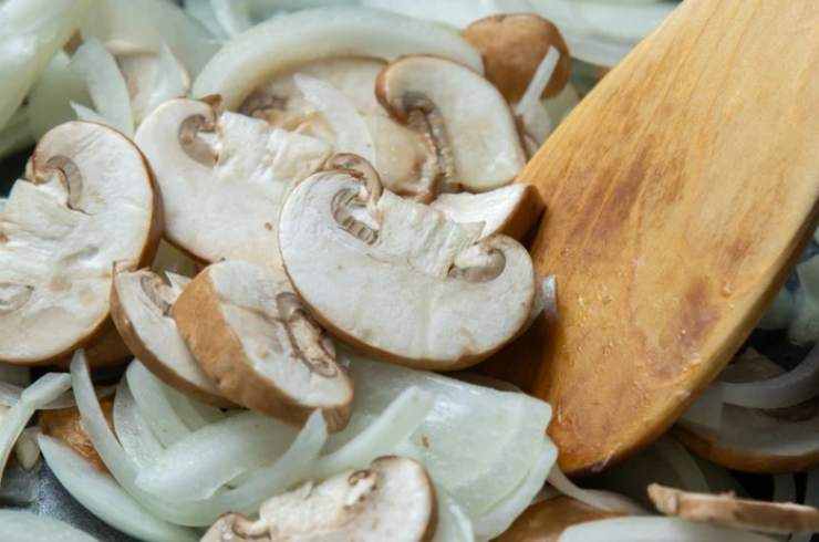 Riversiamo un filo d’olio in una padella e uniamo la cipolla tritata. Lasciamo dorare e accorpiamo i funghi misti surgelati, lasciando intenerire, poi sfumiamo col vino bianco;