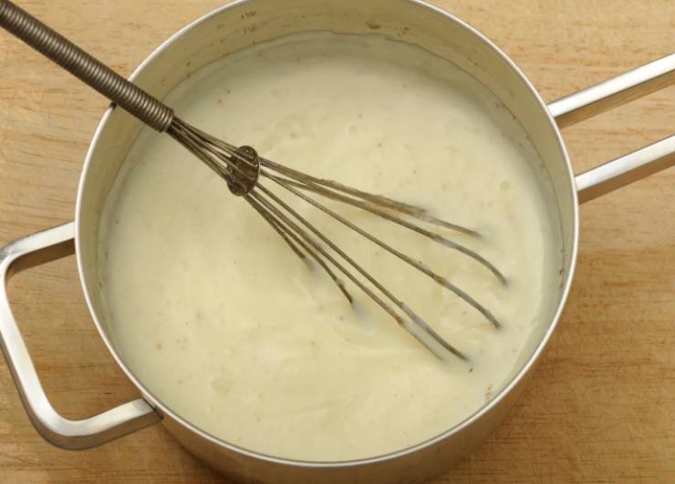 Iniziamo dalla besciamella: possiamo usare quella già pronta (come faccio io), scaldandola, o preparandola a casa. Andiamo poi a portare sul fuoco la pentola con l’acqua per dare il bollore alla pasta. Saliamo e caliamo quando è il momento lasciando cuocere cinque minuti meno del tempo indicato di cottura;