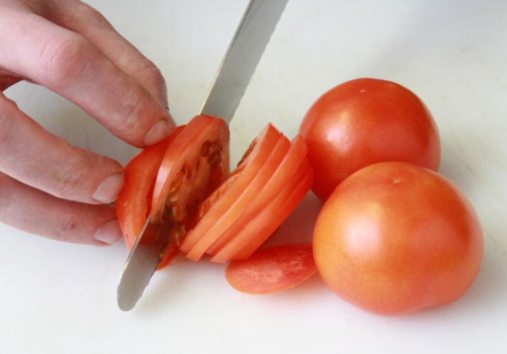 Per prima cosa laviamo i pomodorini e asciughiamoli, quindi tagliamoli a metà. Andiamo a riversarli in una padella con un filo d’olio d’oliva, un pizzico di aglio in polvere e rosoliamo fino ad appassire;