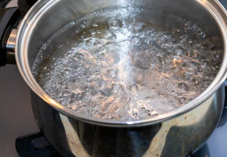 Portiamo subito a bollore la pentola con l’acqua per cuocere la pasta e una volta calda saliamo e caliamo. Intanto laviamo i pomodorini e tagliamoli a pezzetti in una ciotola;