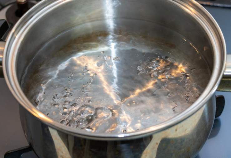 Portiamo subito sul fuoco una pentola piena d’acqua in cui caleremo la pasta e, una volta a bollore, saliamo e caliamo;