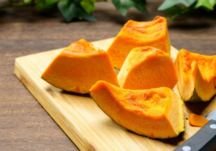Iniziamo pulendo la zucca, sbucciamola e togliamo semi e fili, quindi tagliamo a pezzetti. Prendiamo il guanciale, riduciamo a listarelle o cubetti e mettiamo in una padella ampia senza olio, lasciandolo rosolare a fiamma dolce;