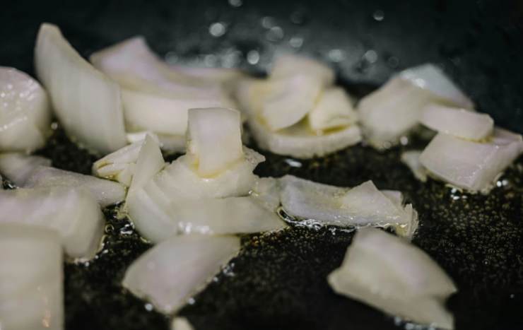 Iniziamo tritando la mezza cipolla e riversiamo in una padella con un filo di olio d’oliva, lasciandola dorare a fiamma dolce;