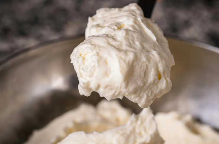 Iniziamo riversando la ricotta sgocciolata in una ciotola e accorpiamo un uovo leggermente sbattuto con sale e pepe;