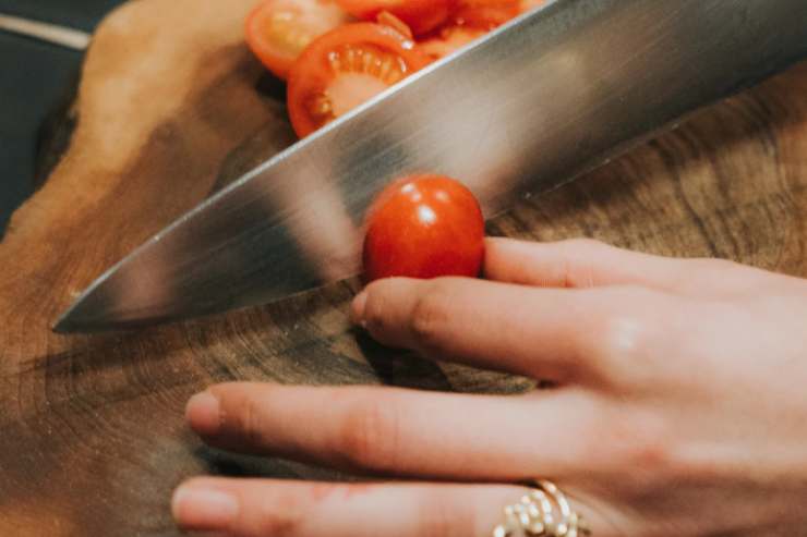 Iniziamo lavando i pomodorini, asciughiamoli con un canovaccio pulito e tagliamoli a metà. Riversiamo l’olio d’oliva in una padella antiaderente e adagiamo i pomodorini assicurandoci che non si sovrappongono. Spolveriamo con il sale e copriamo col coperchio. Facciamo cuocere a fiamma dolce finché non avranno rilasciato tutta l’acqua;