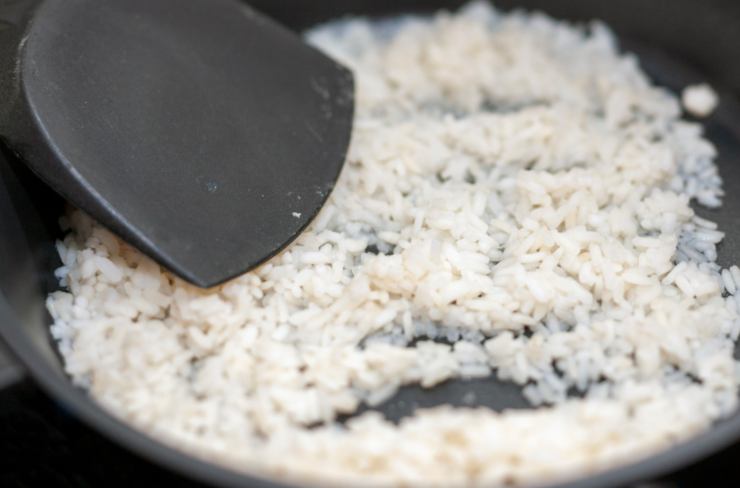 Iniziamo tritando la cipolla e rosoliamola in una padella con metà del burro. Quando sarà dorata uniamo il riso e lasciamo soffriggere qualche minuto, poi sfumiamo col vino bianco;
